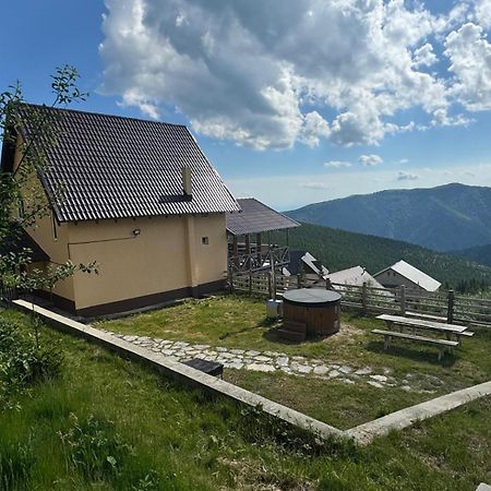 Hotel Lupul Dacic Ranca Exterior foto