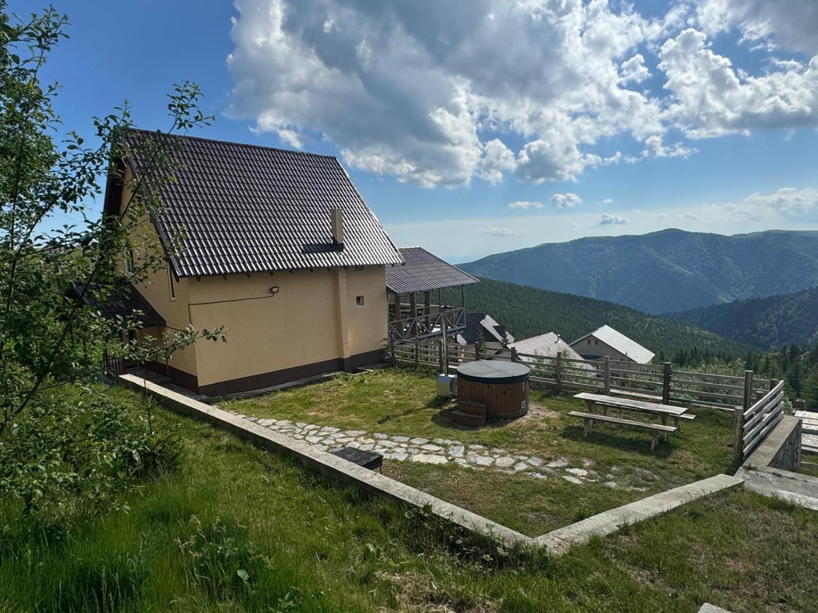 Hotel Lupul Dacic Ranca Exterior foto